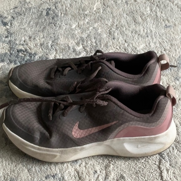 SET OF POOR QUALITY SHOES - Picture 6 of 10